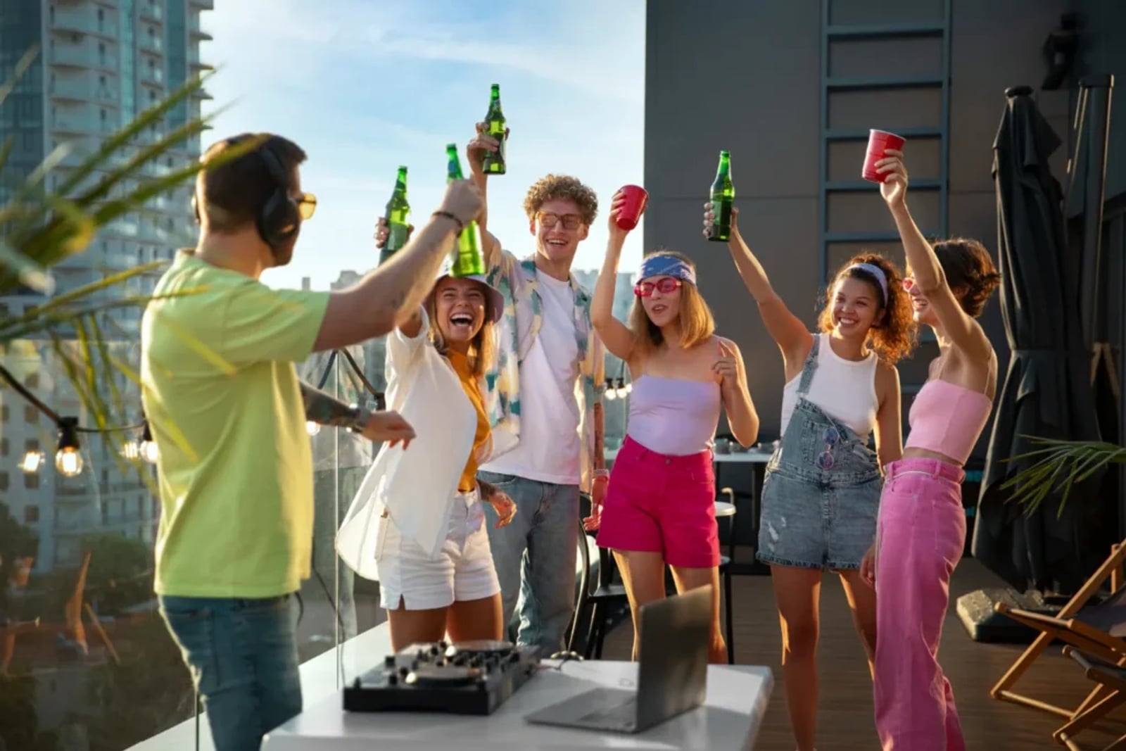 Gäste feiern entspannt auf einer Dachterrasse – passend für Firmen- und Team-Events