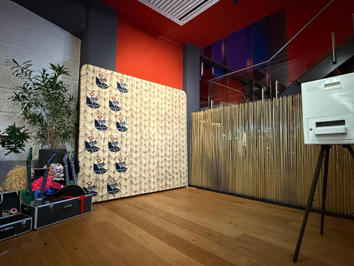 Komplettes Fotobox-Setup mit Backdrop, Requisitenkoffer und Fotobox im Eventraum