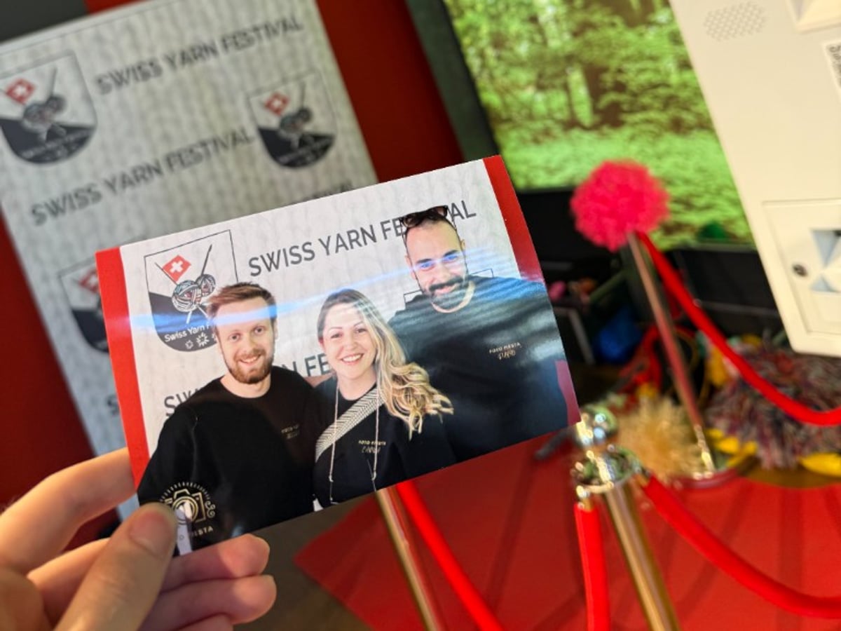 Frisch ausgedrucktes Foto aus der Fotobox direkt in der Hand